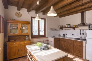Fridge, oven, stovetop, coffee/tea maker