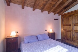 2 bedrooms, in-room safe, desk, iron/ironing board