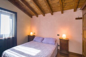 2 bedrooms, in-room safe, desk, iron/ironing board