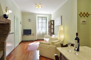 LCD-Fernseher, Kamin, DVD-Player, Tischfußball