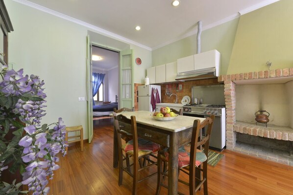 Een koelkast, een oven, een kookplaat, een koffiezetapparaat/waterkoker