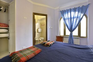 1 slaapkamer, een bureau, een strijkplank/strijkijzer, wifi