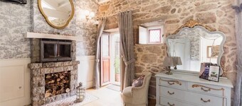 Carmen's house. Bathtub, fireplace and terrace. 17th century house.