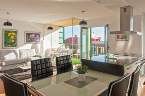 Smart TV, DVD player, books, stereo