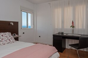 3 bedrooms, desk, iron/ironing board, WiFi
