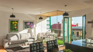 Een smart-tv, een dvd-speler, boeken en een stereo