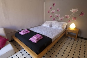 5 bedrooms, iron/ironing board, WiFi, bed sheets