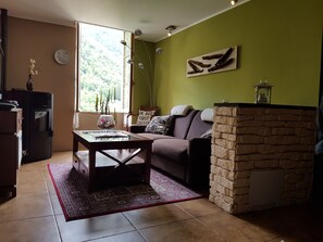 Fernseher, Kamin, Videospiele, DVD-Player