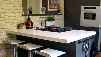 Jääkaappi, mikroaaltouuni, uuni, liesi