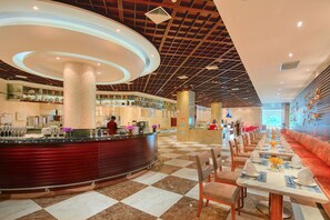 Daily buffet breakfast (CNY 88 per person)