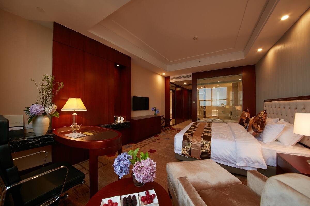 Habitación doble Deluxe, vista a la ciudad | Minibar, caja de seguridad en la habitación y escritorio