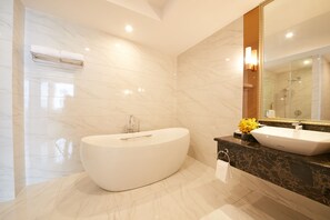 Suite Premium | Baño | Regadera, amenidades de baño gratuitas, batas, pantuflas