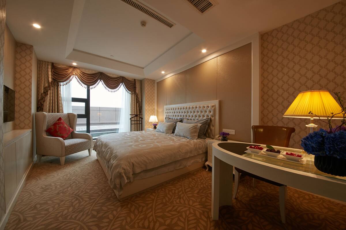 Deluxe Suite, City View | Minibar, in-room safe, desk, blackout curtains