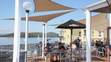 Serveert lunch en diner, zeezicht