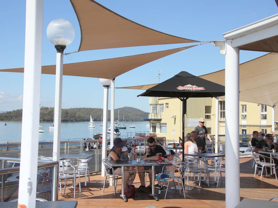 Lunch och middag serveras, med utsikt mot havet