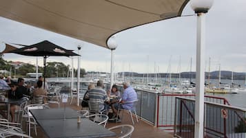 Serviço de almoço e jantar, vistas para o mar