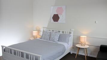 Standaard studio suite, 1 queensize bed, uitzicht op rivier | Een strijkplank/strijkijzer, gratis babybedden, gratis wifi, beddengoed