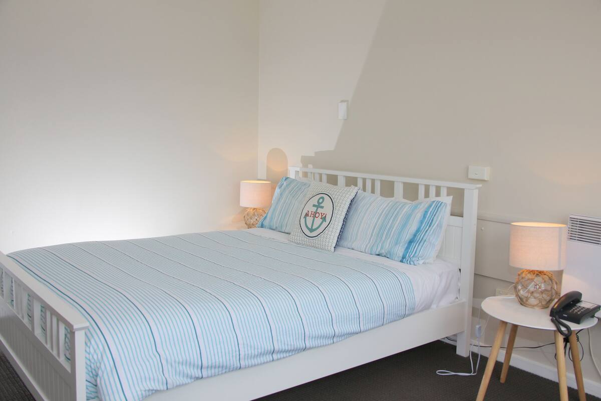 standard studio suite, 1 queen bed, river view | iron/ironing board, free cots/infant beds, free wifi, bed sheets