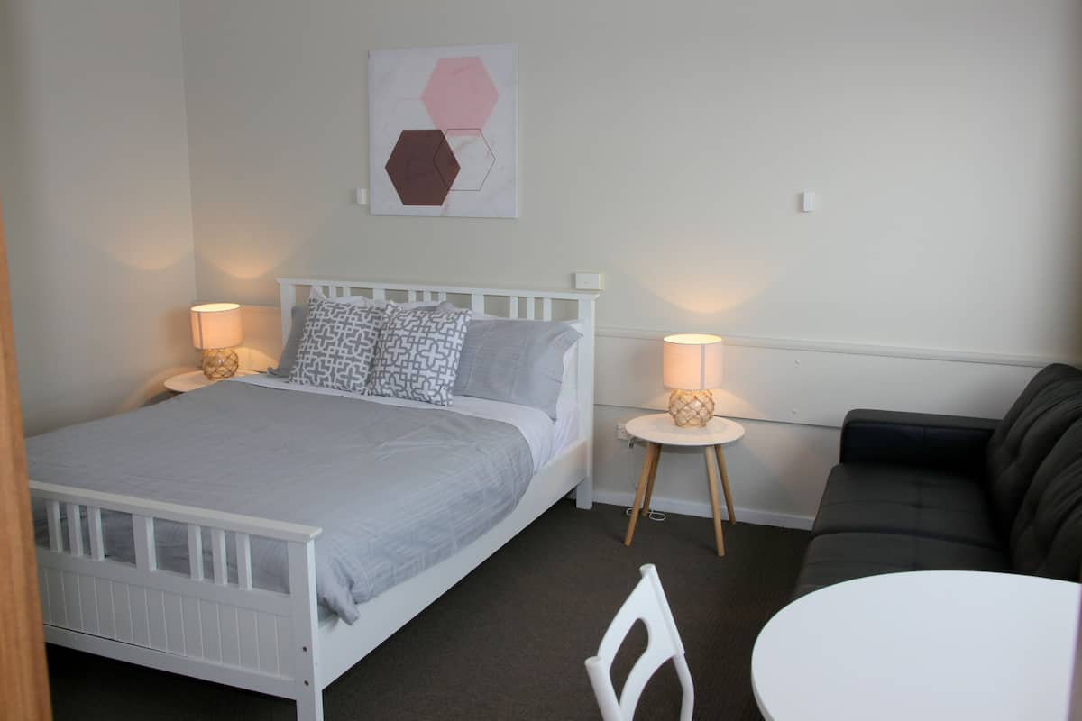 standard studio suite, 1 queen bed, river view | iron/ironing board, free cots/infant beds, free wifi, bed sheets