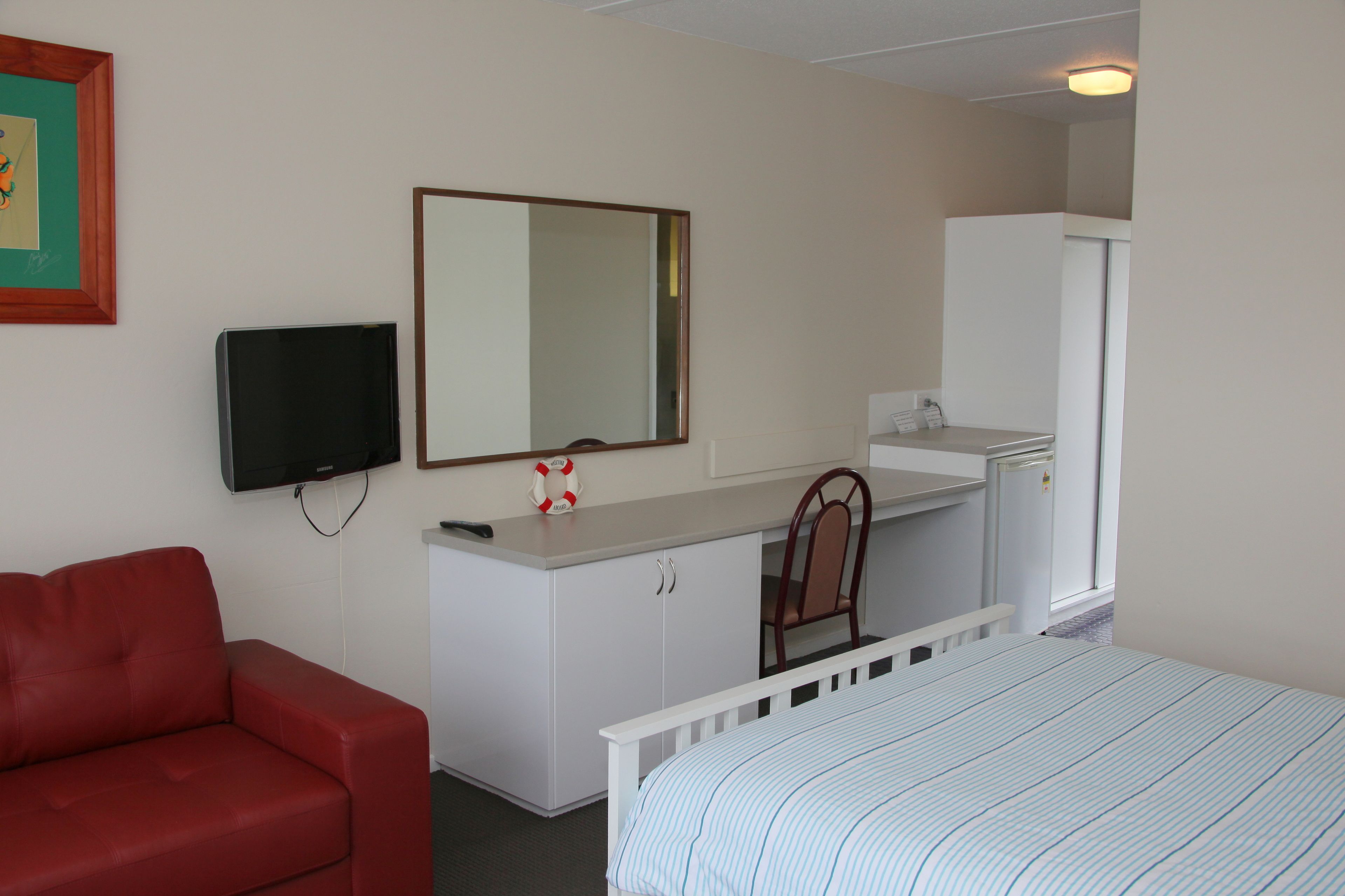 standard studio suite, 1 queen bed, river view | bathroom | shower, free toiletries, towels