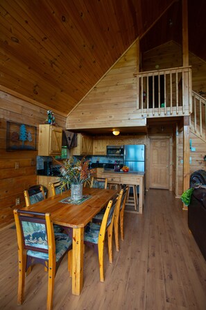 Dining - Private Cozy Cabin, Amazing views! Close to the Fun! (Sevierville)