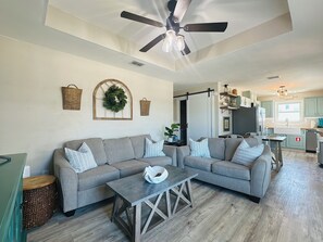 Una Smart TV, un reproductor de DVD, un reproductor estéreo