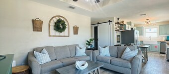 Récemment rénové, 5 min à pied de la plage, 2 pâtés de maisons de Hangout, piscine privée