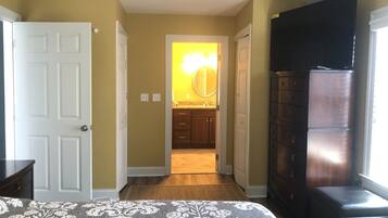 4 bedrooms, iron/ironing board, WiFi