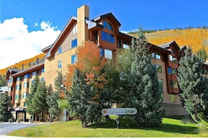 A multi-story hotel with a modern architectural design, featuring a prominent entrance and a sign indicating the name 'TELEMARK Lodge'.