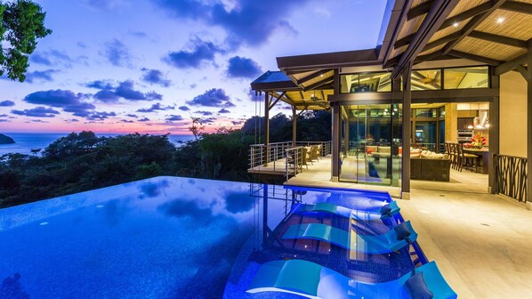 An infinity pool - Manuel Antonio Luxury Villa – Fully Staffed 8 BR Estate with Chef, Ocean Views (Manuel Antonio)