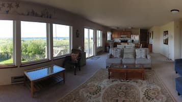 TV connectée, lecteur de DVD, livres, vidéothèque