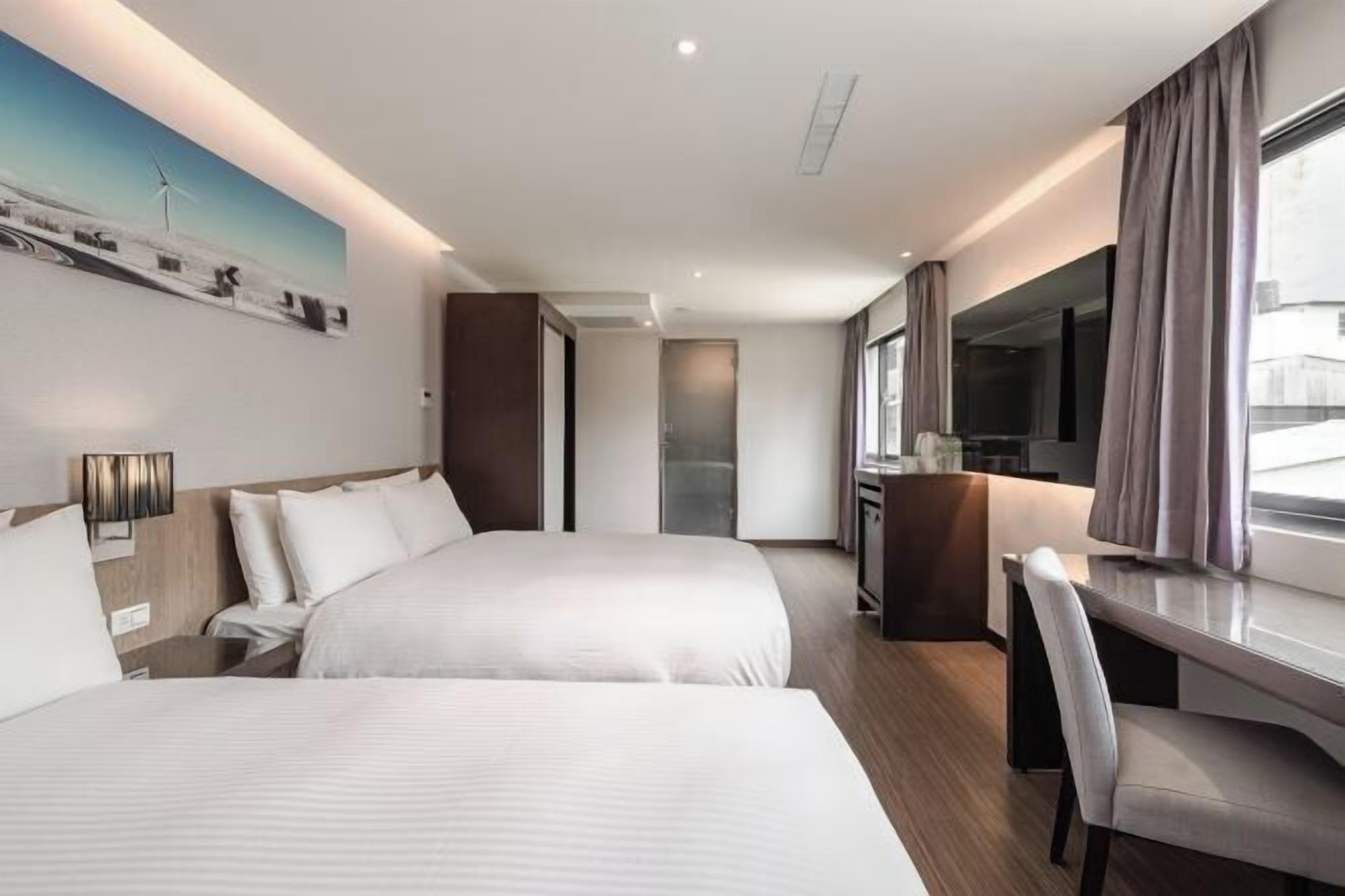 客房内保险箱、办公桌、遮光窗帘、隔音