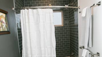 Bañera con ducha, secador de pelo, toallas, jabón