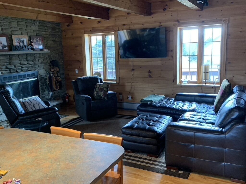 Téléviseur connecté, foyer, lecteur de DVD, écran d’ordinateur