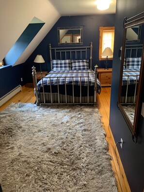 4 bedrooms, in-room safe, iron/ironing board, free WiFi - UNIQUE Log Style Cozy Ski Chalet - Walking Distance To Town - Pets Welcome (Ellicottville)