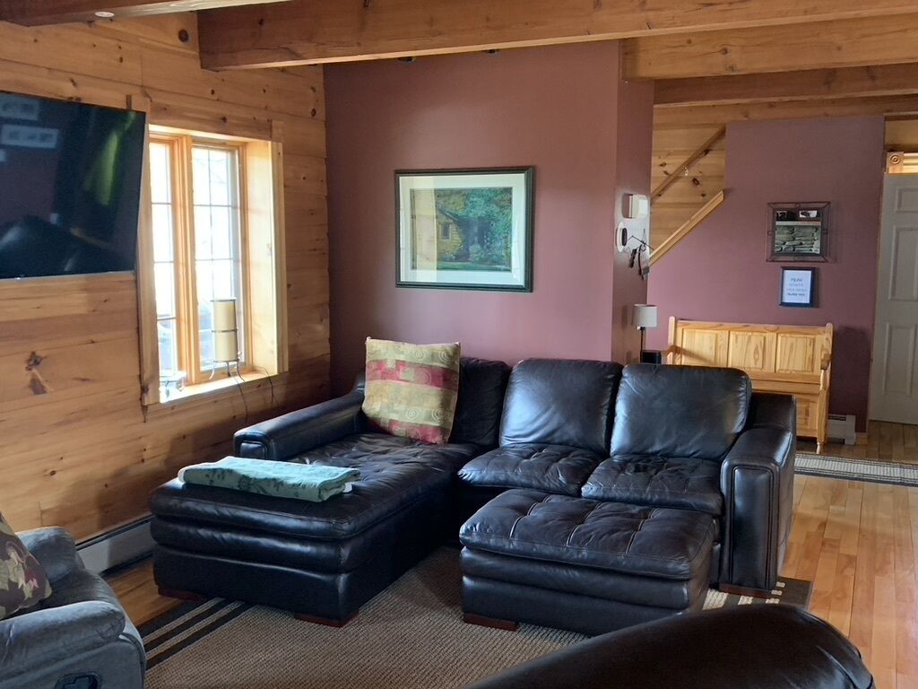 Älytelevisio, takka, DVD-soitin, tietokoneen näyttö