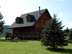 Exterior - UNIQUE Log Style Cozy Ski Chalet - Walking Distance To Town - Pets Welcome (Ellicottville)