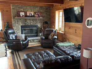 Älytelevisio, takka, DVD-soitin, tietokoneen näyttö