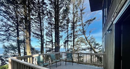 Oceanfront Beach House in Falcon Cove, Arch Cape, Oregon. Near Cannon Manzanita