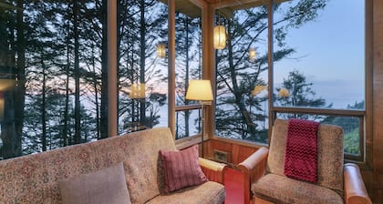 Oceanfront Beach House in Falcon Cove, Arch Cape, Oregon. Near Cannon Manzanita
