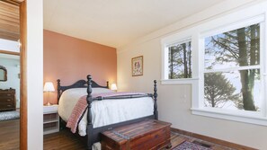 3 bedrooms, free WiFi, bed sheets - Oceanfront Beach House in Falcon Cove, Arch Cape, Oregon.  Near Cannon Manzanita (Arch Cape)