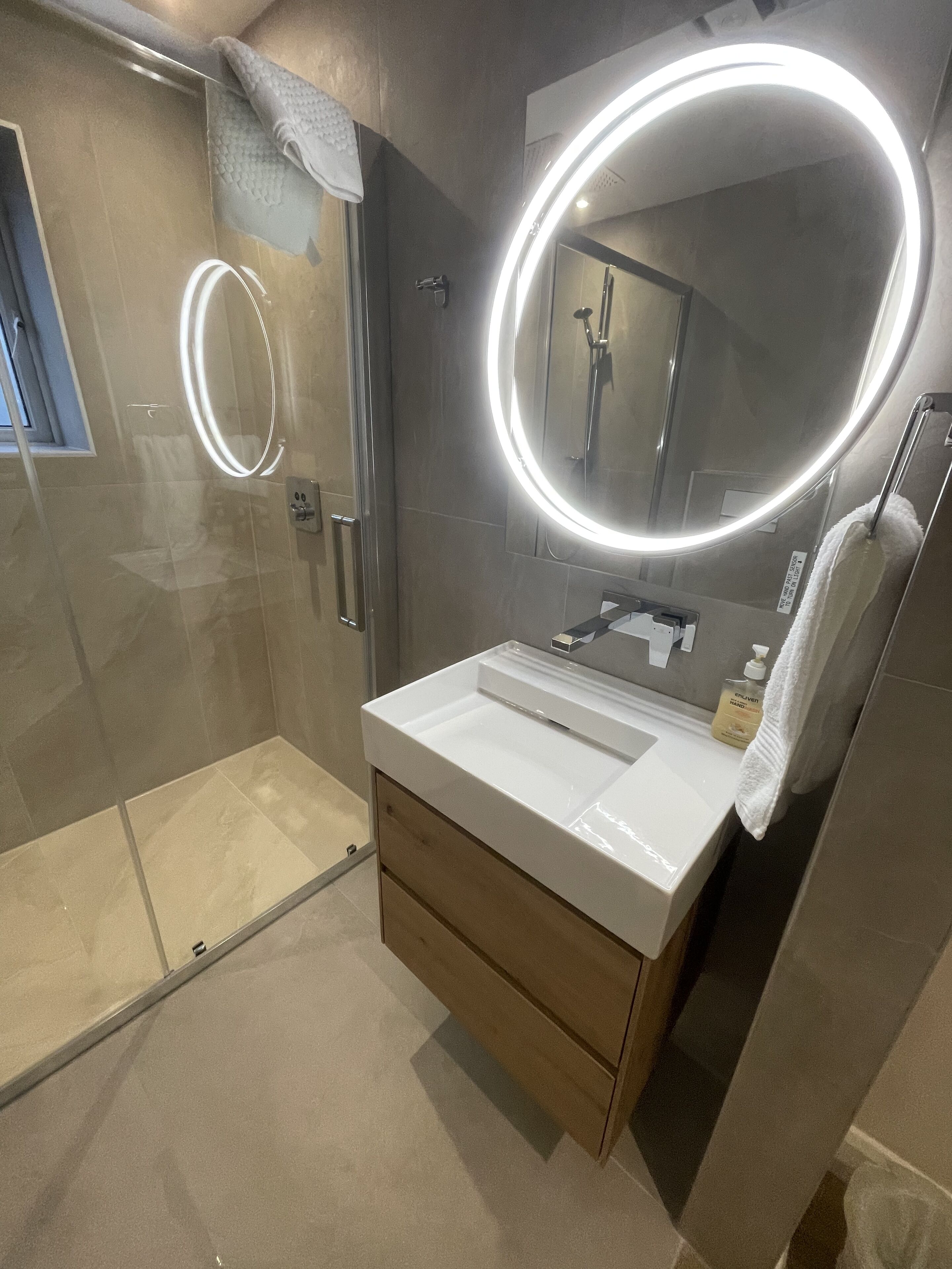 Regadera, secadora de cabello, bidet, toallas 