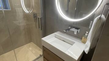 Regadera, secadora de cabello, bidet, toallas