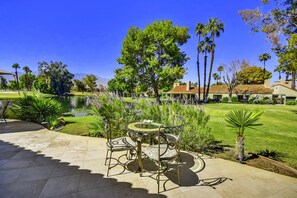 Outdoor dining - Elegant Lakeside Villa | Luxe Lakeside Living with Seamless Outdoor Flow – managed by Greenday (Rancho Mirage)