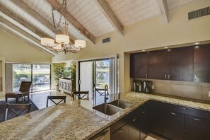 冷蔵庫、電子レンジ、オーブン、コンロ