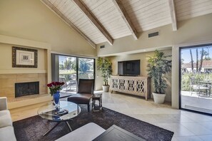 TV, fireplace - Elegant Lakeside Villa | Luxe Lakeside Living with Seamless Outdoor Flow – managed by Greenday (Rancho Mirage)