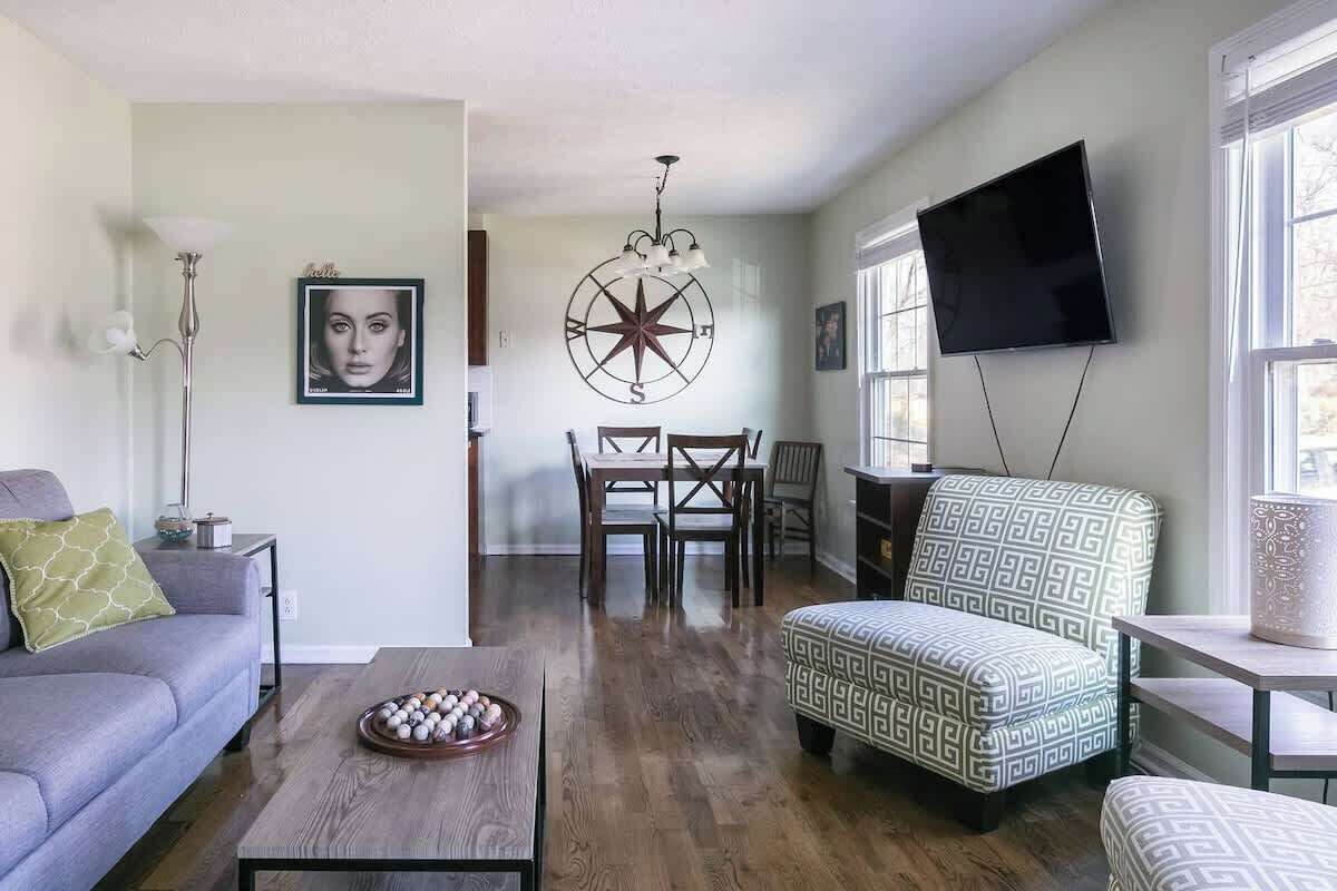 Flat-screen TV, books, offices