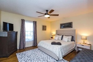 3 bedrooms, desk, iron/ironing board, travel crib - 3BR Cottage - 3 Miles to Downtown (Nashville)