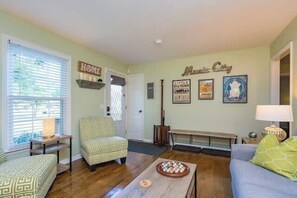 Flat-screen TV, books, offices - 3BR Cottage - 3 Miles to Downtown (Nashville)