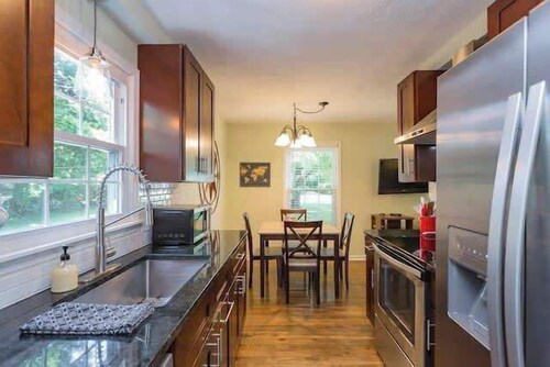 3BR Cottage - 3 Miles to Downtown